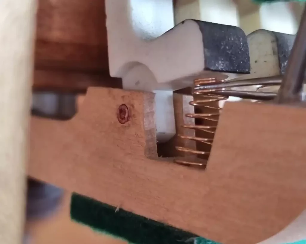 Neue Feder in Mechanik einsetzen