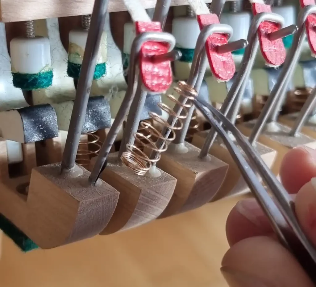 Neue Feder einsetzen Schritt 1