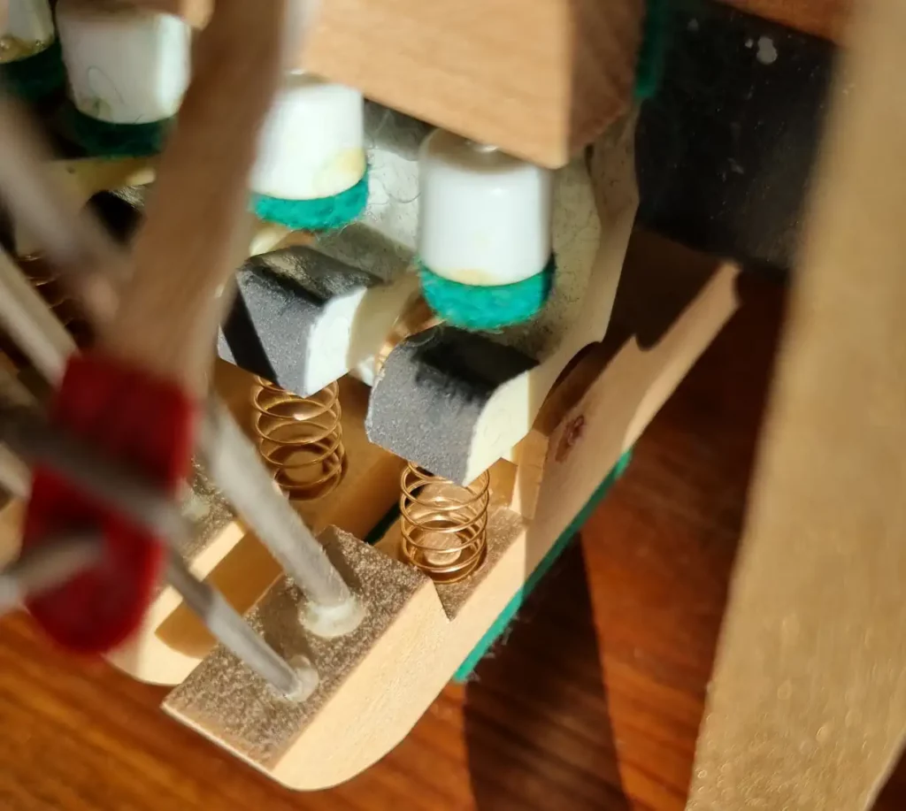 Position der Feder in der Klaviermechanik